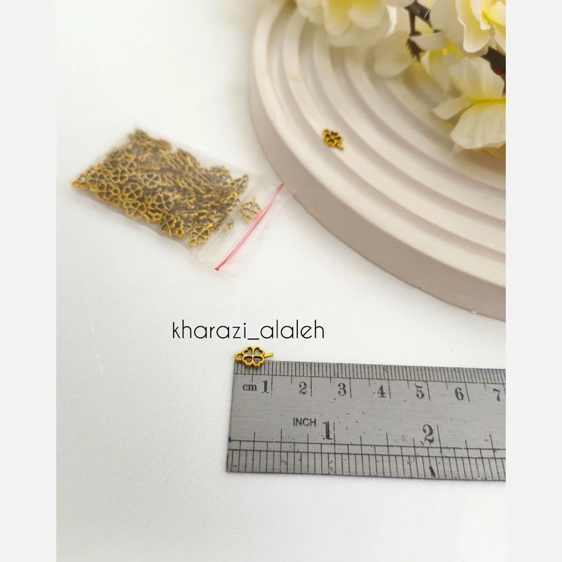 خرجکار آویز طرح شبدر (فروش به صورت بسته 15 گرمی و تعداد تقریباً 92 عدد )