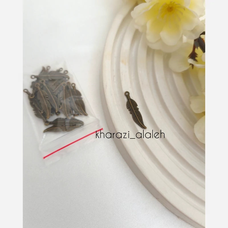خرجکار آویز طرح پر  (فروش به صورت بسته 15 گرمی و تعداد تقریباً 29 عدد )