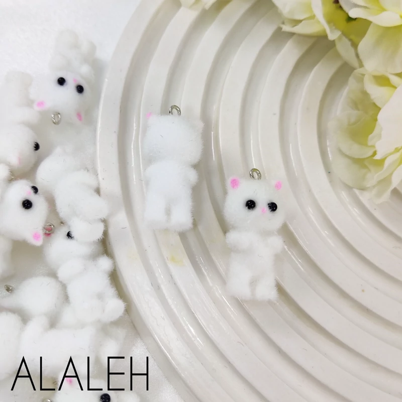 آویز طرح گربه سفید پشمالو ( فروش به صورت دونه ای)