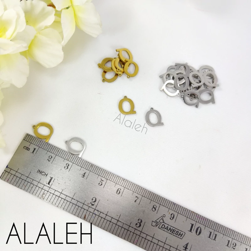 پلاک آویز استیل حروف لاتین مینیمال Q (فروش به صورت دونه ای)