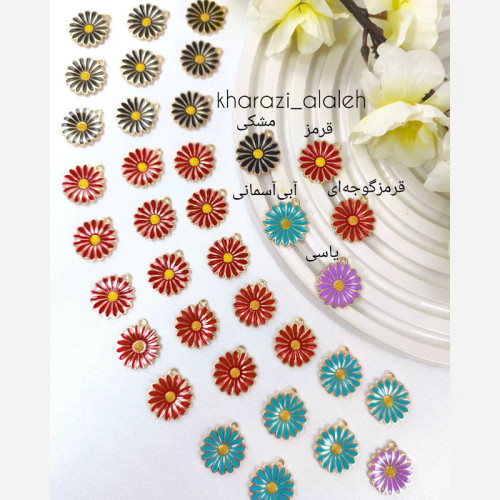 پلاک آویز آبکاری طلایی طرح بابونه رنگارنگ (فروش به صورت دونه ای)