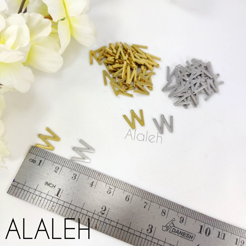 پلاک آویز استیل حروف لاتین مینیمال W (فروش به صورت دونه ای)