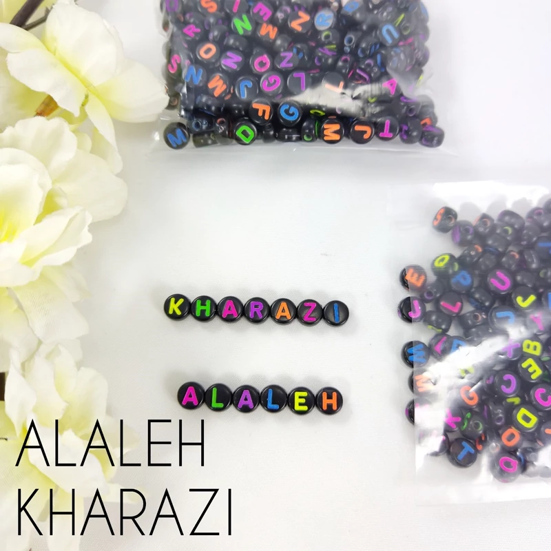 مهره ی حروف لاتین طرح گرد با زمینه مشکی و نوشته رنگی(فروش به صورت بسته 25 گرمی)(تعداد حدوداً بین 180 الی 190 دونه حرف )