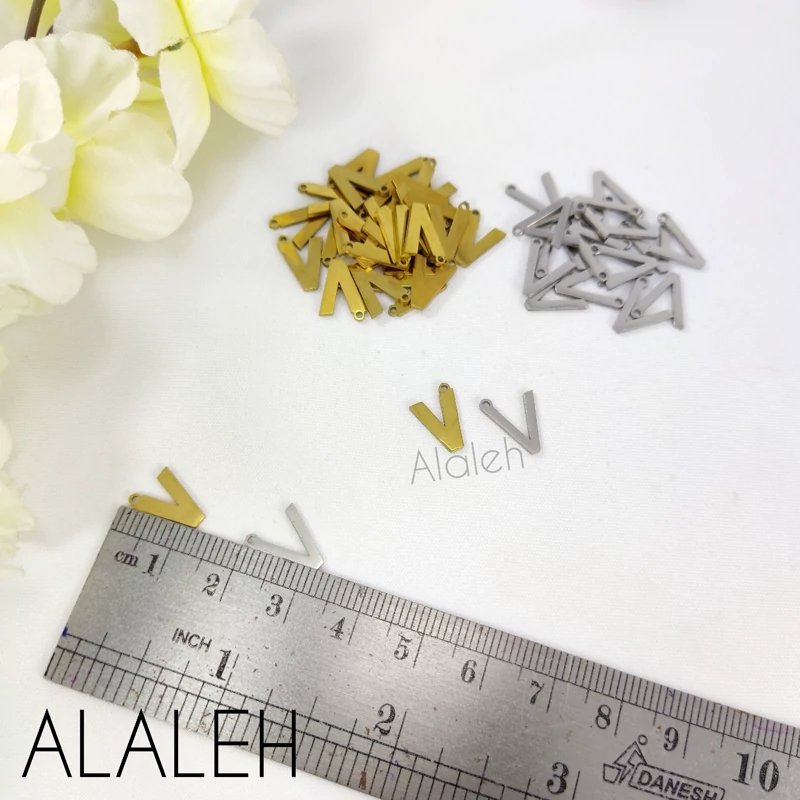 پلاک آویز استیل حروف لاتین مینیمال V (فروش به صورت دونه ای)