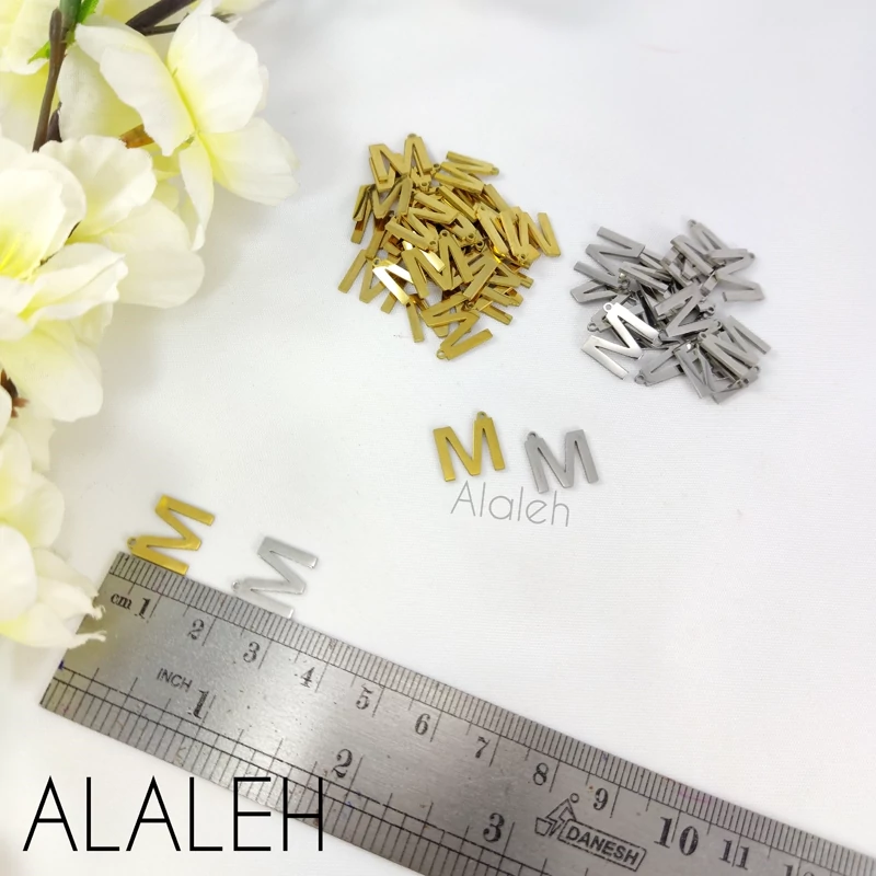 پلاک آویز استیل حروف لاتین مینیمال M (فروش به صورت دونه ای)