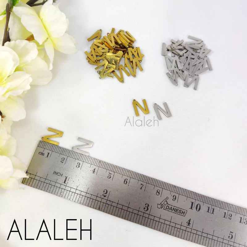 پلاک آویز استیل حروف لاتین مینیمال N (فروش به صورت دونه ای)