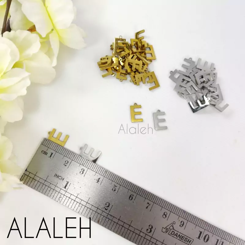 پلاک آویز استیل حروف لاتین مینیمال E (فروش به صورت دونه ای)