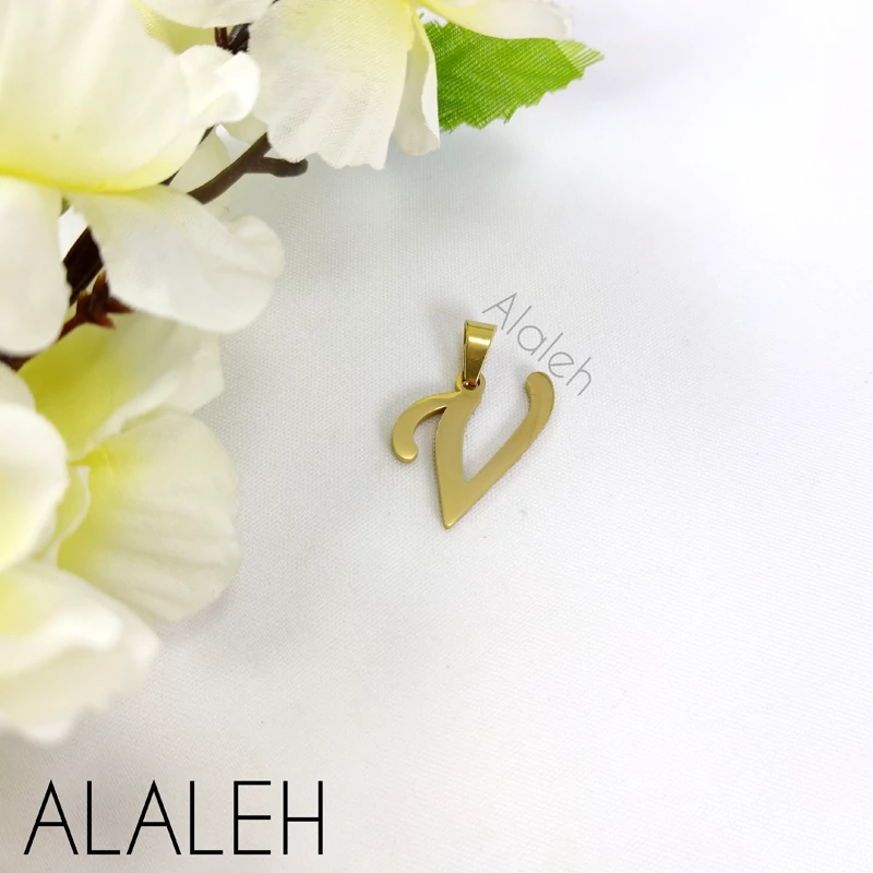 پلاک آویز استیل حروف لاتین V(فروش به صورت دونه ای)