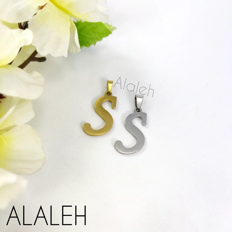 پلاک آویز استیل حروف لاتین S(فروش به صورت دونه ای)