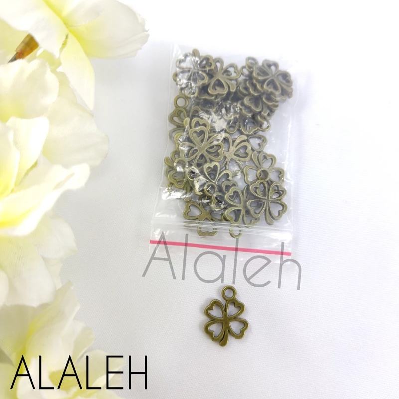 خرجکار آویز برنزی طرح گل شبدر (فروش به صورت بسته 15 گرمی و تقریباً 27 عددی)